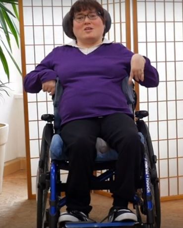 Eine Frau sitzt im Rollstuhl. Es ist die Diplom-Psychologin Stefanie Bergmann. Sie berät Menschen mit Behinderungen in der EUTB in Regensburg.